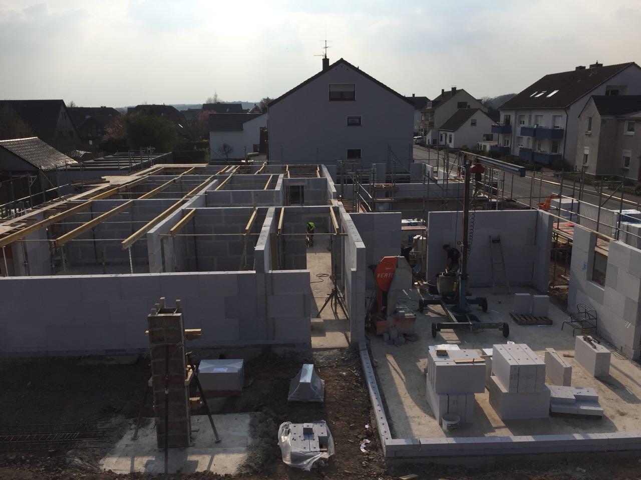 GF Bauunternehmung aus Essen: Rohbau-Baustelle mit Porenbeton-Mauerwerk, Schalung und Arbeitern. Echte Projekt-Aufnahme aus der laufenden Auftragsmappe.